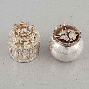 Two small sterling silver boxes with lid, marks of Lars Arby, Gothenburg 1970 and 1980.