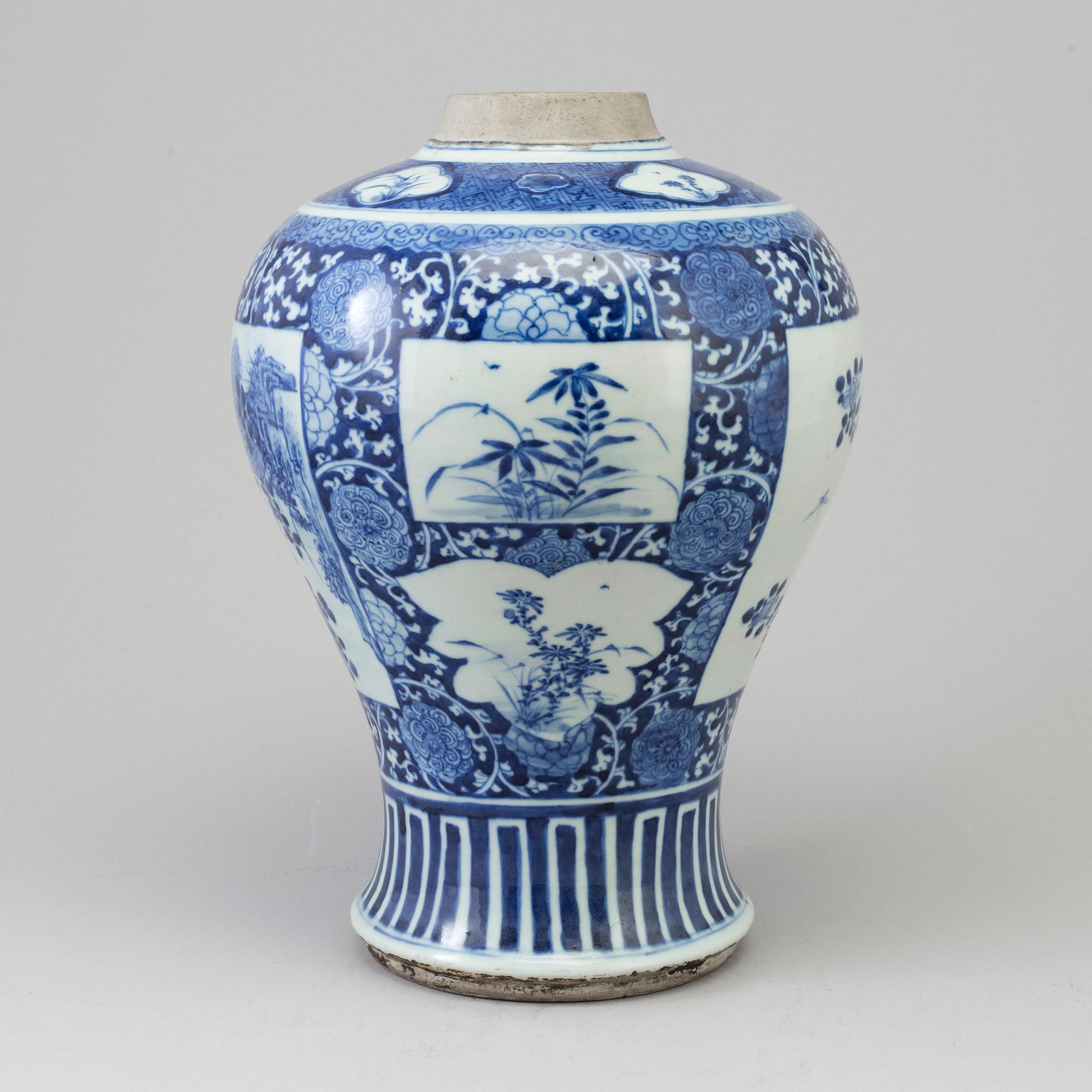 A blue and white vase, Qing dynasty, 19th Century.