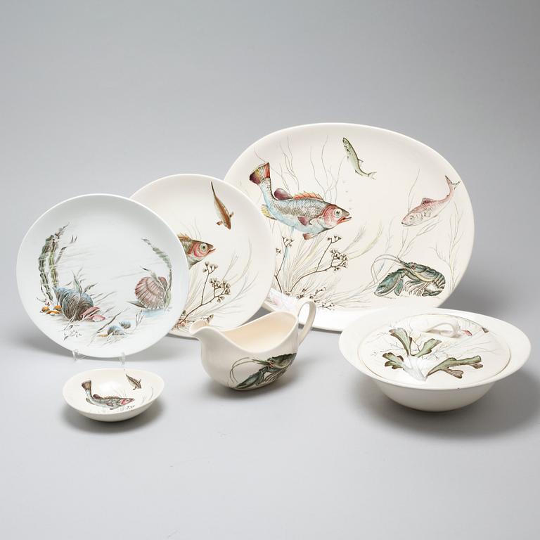 17 pieces of eartheware tableware from Johnson Bros, England, second half of the 20th century.