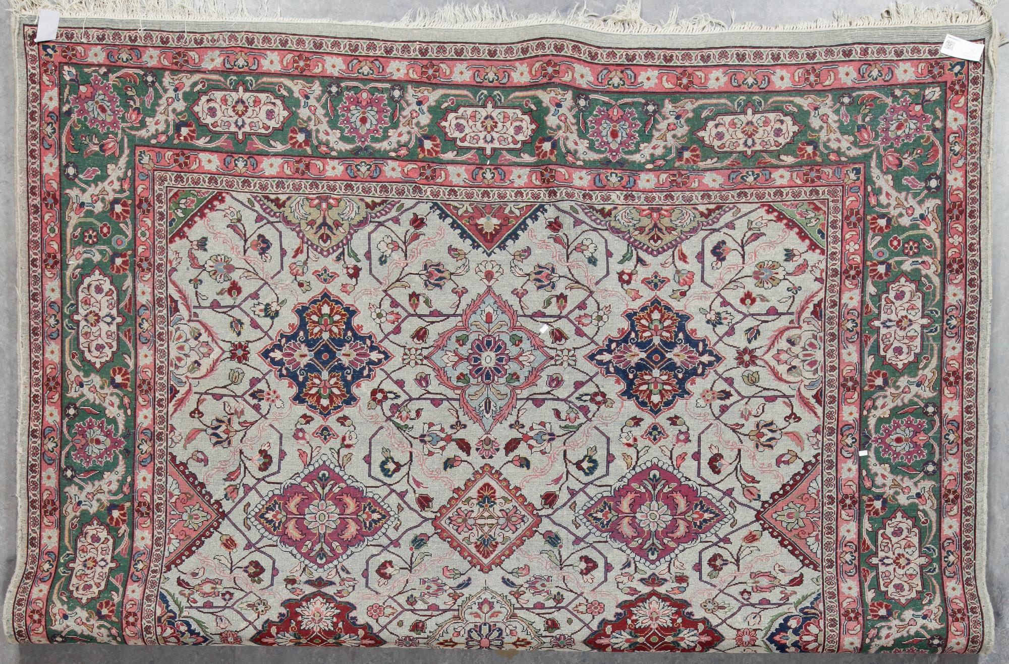 MATTA, Möjligen Saruk, ca 207x240 cm.