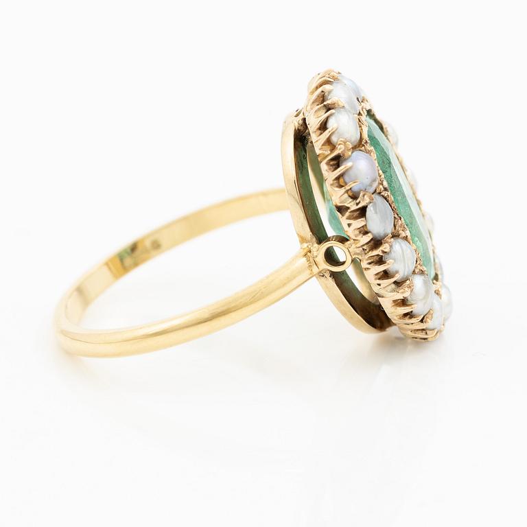 Ring in 18K gold with a cushion-shaped emerald and half pearls.
