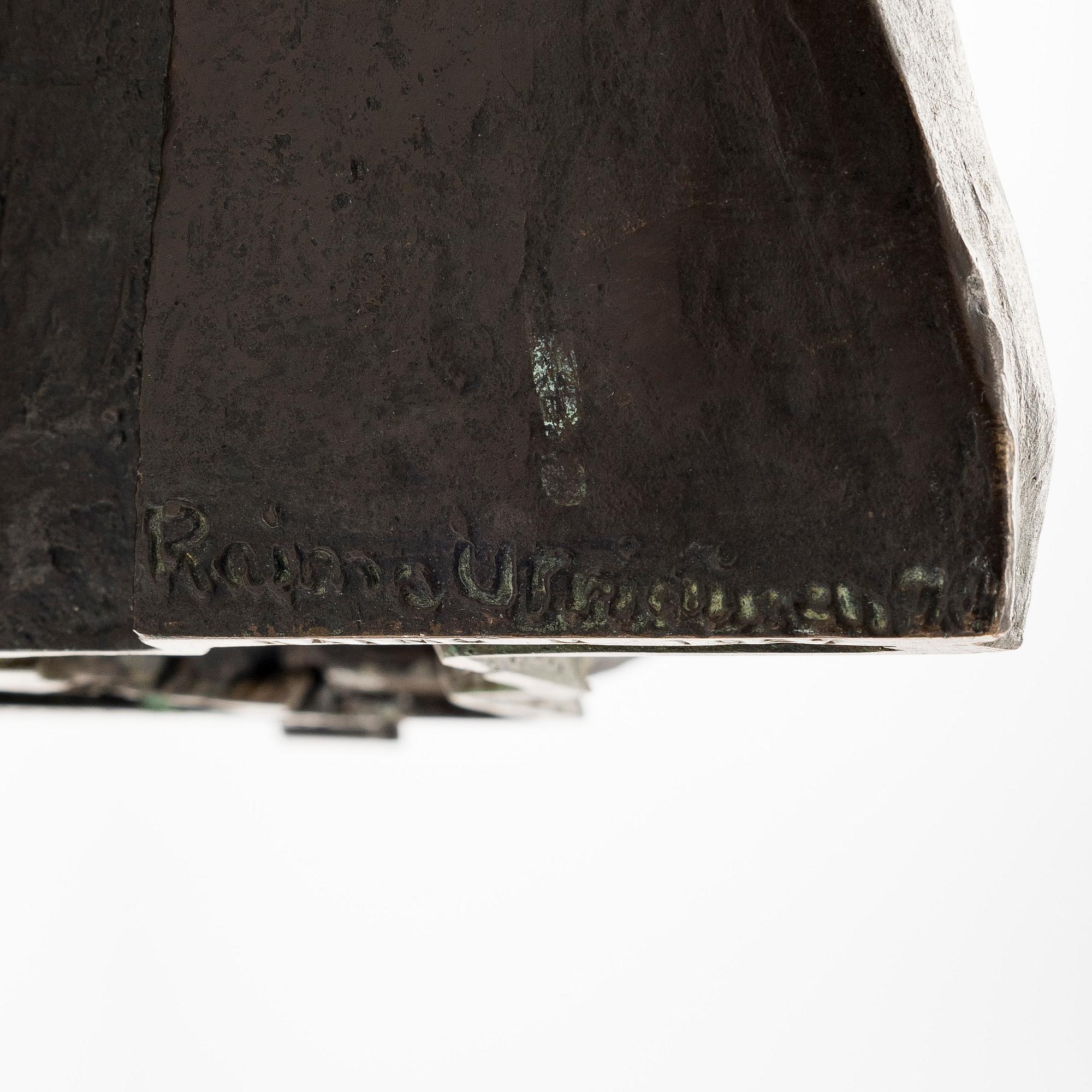 Raimo Utriainen, Seated female figure.