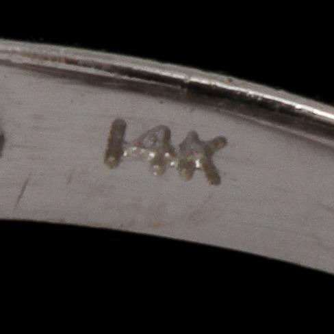 RING, 14k vitguld med fasettslipad tanzanit och 10 briljantslipade diamanter. Vikt 4 g.