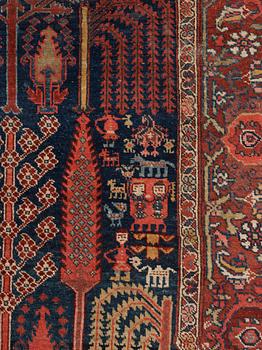 ANTIQUE/SEMI-ANTIQUE BIDJAR. 352 x 229,5 cm (as well as approximately 3 cm of flat weave at each end).