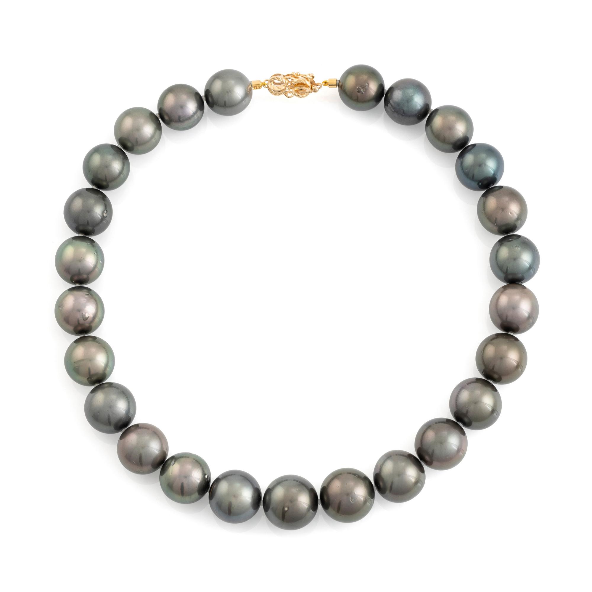 Collier med odlade Tahitipärlor.