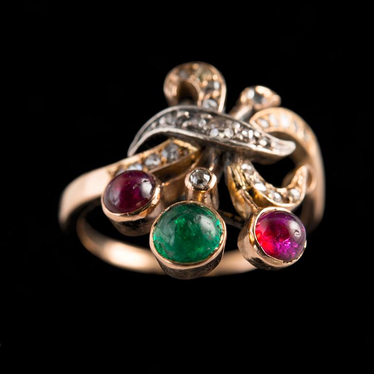 RING, smaragd, rubiner, rosenslipade diamanter. 14K guld.      Kring sekelskiftet 18/1900. Vikt 4 g.