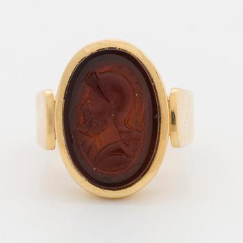 Ring with carved carneol camoe.
