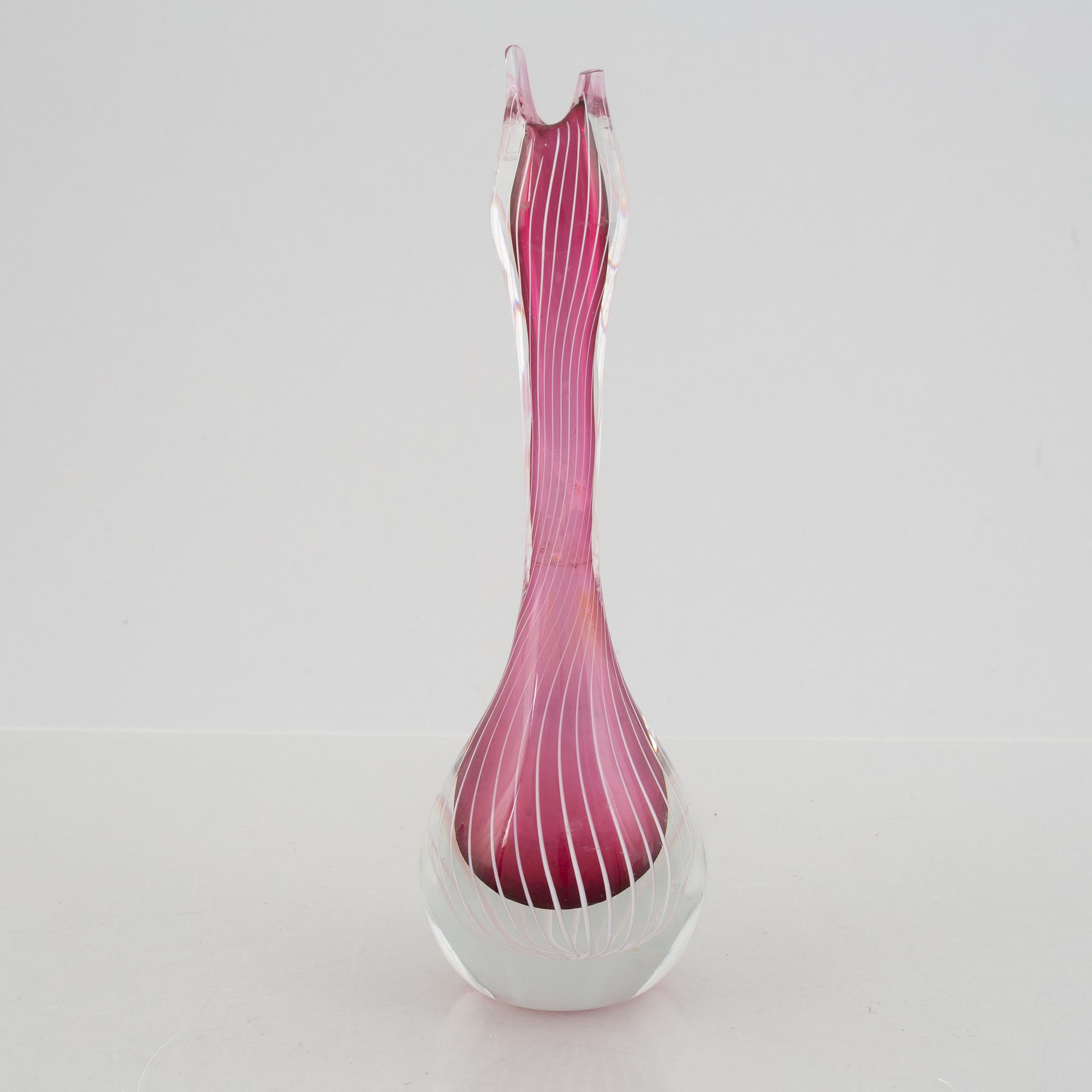 Vaser, 2 st och figurin, glas, bl.a. Vicke Lindstrand, Kosta.