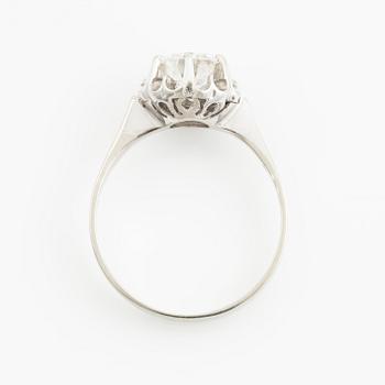 Ring 18K white gold set with a round brilliant-cut diamond.
