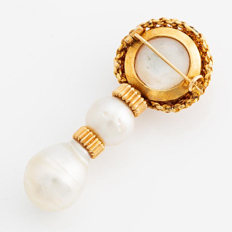 Brooch 18K gold with cultured pearls.