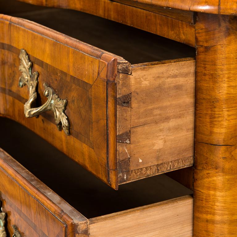 A first half of the 18th Century late Baroque chest of drawers.