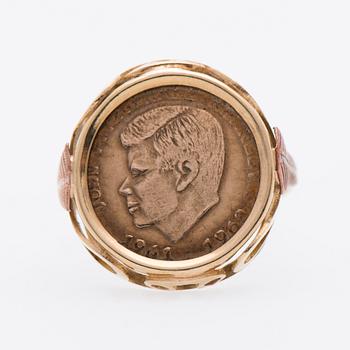 RING, 14K guldmynt, infattning och ringskena 10K guld.