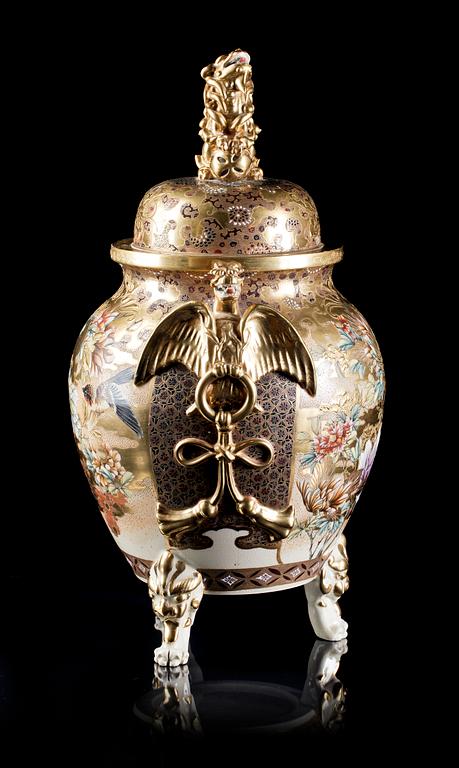 URNA MED LOCK, porslin, Satsuma Japan 1900-talets början.