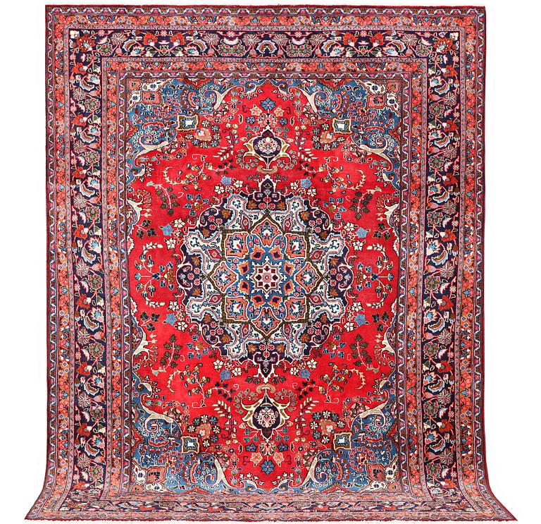 A Kashan carpet, c. 331 x 243 cm.