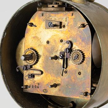 A table clock with a thermometer, around the year 1900.