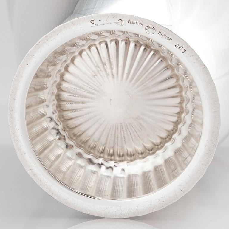 Sigvard Bernadotte, vas, Firma Georg Jensen, Köpenhamn efter 1945, design nr 823, sterling.