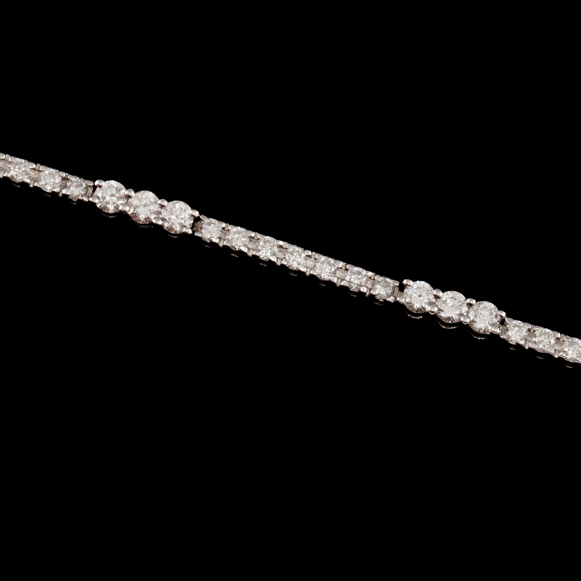ARMBAND, 18k vitguld med briljantslipade diamanter, totalt ca 2.00 ct. Vikt 8 g.