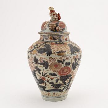 Urna med lock, porslin. Japan, 1700-tal.