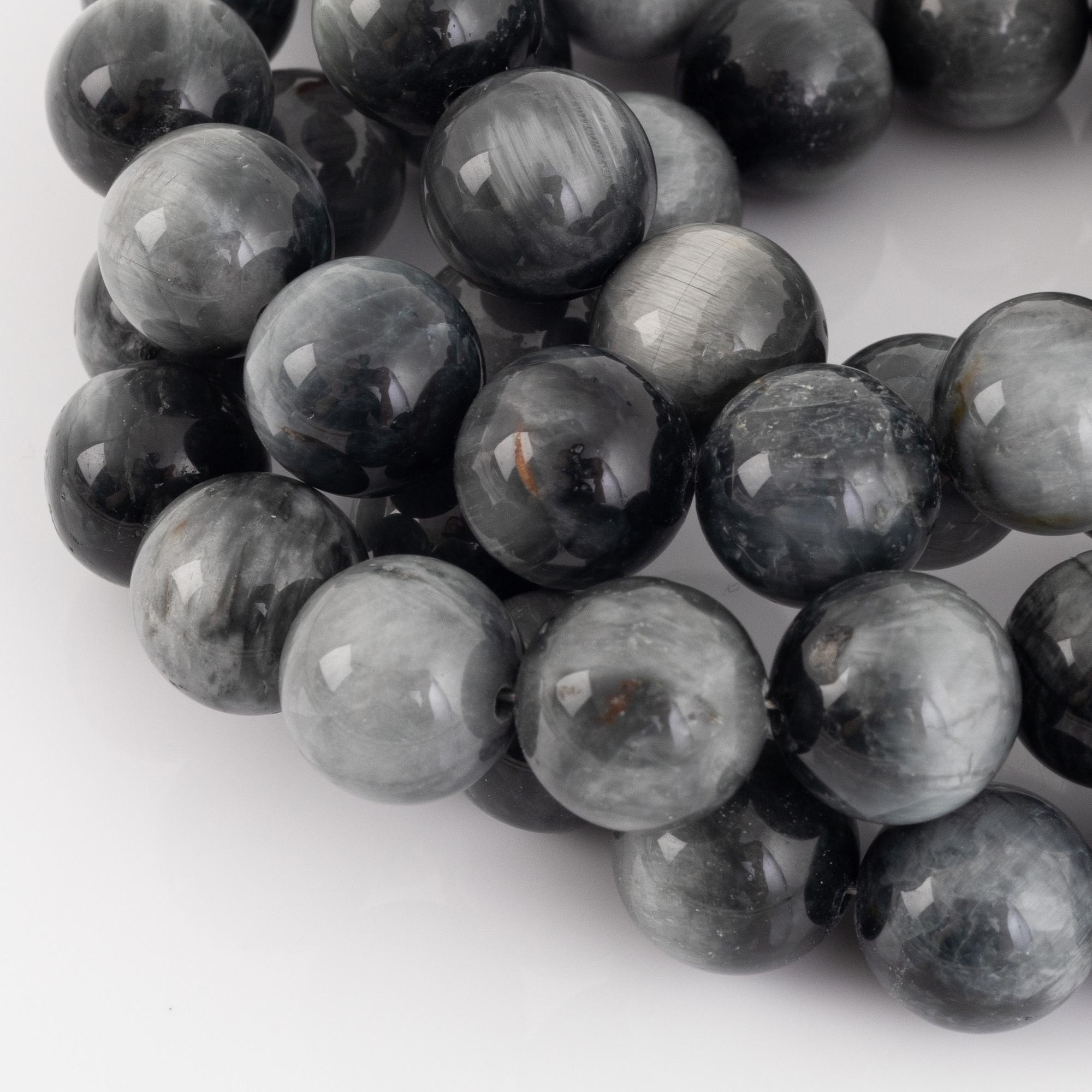 Ole Lynggaard, clasp 18K gold with brilliant cut diamonds, grey stone bead necklace.