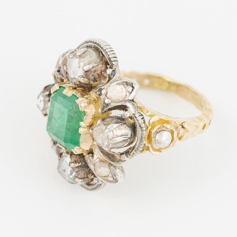 Ring 18K gold and silver set with a faceted emerald and rose-cut diamonds.