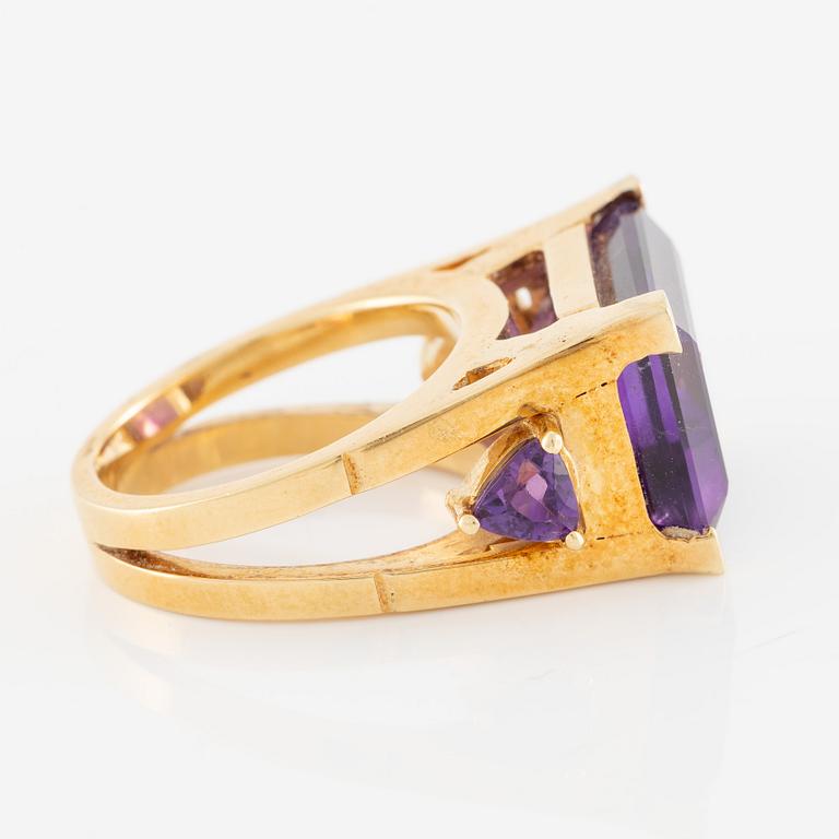 Ring, 18K guld med ametister.