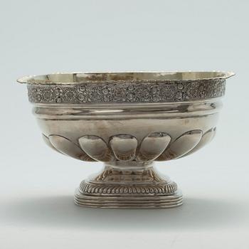 KONFEKTSKÅL, silver, Ryssland, Moskva 1828, oidentifierad mästare. Vikt 485 g.