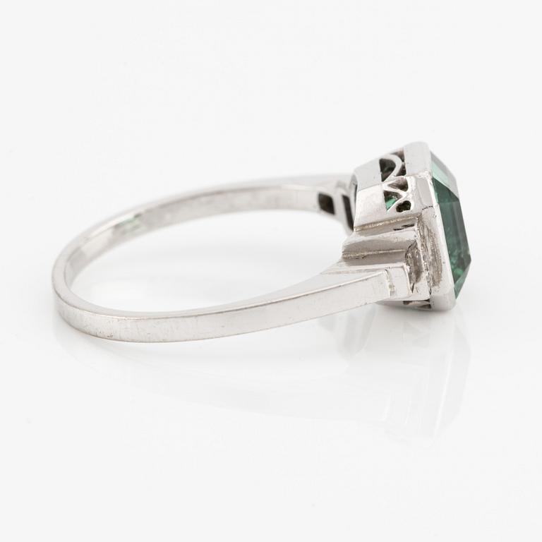 Ring, white gold with green tourmaline and octagon-cut diamonds.