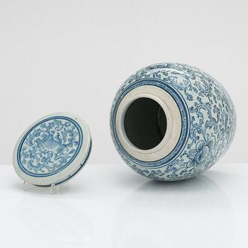 A blue and white jar with cover, late Qing dynasty, end of 19th century.