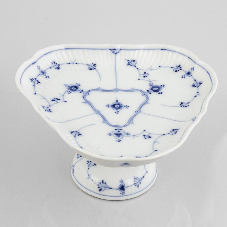 A 'Blue Fluted' porcelain centerpiece bowl, Royal Copenhagen, model 22 / 28, 1893-1900.