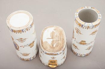 GOLVVASER, ett par samt JARDINIERE, porslin, 1900-talets andra hälft.