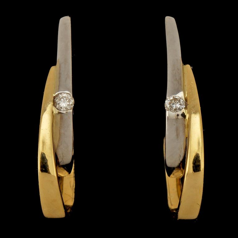 ÖRHÄNGEN, ett par, 18k guld och vitguld med 2 små briljantslipade diamanter, Hallbergs guld, 1900/2000-tal. Vikt 3 g.