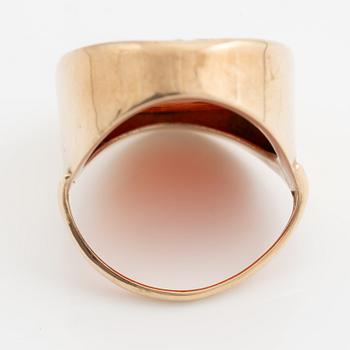 Ring of low carat gold with engraved agate, intaglio.