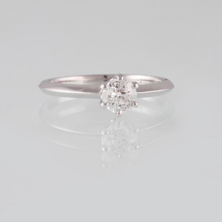 RING, 18K vitguld med briljantslipad diamant 0.53 ct samt 2 briljantslipade diamanter 0.02 ct. Vikt 2.8 gram.