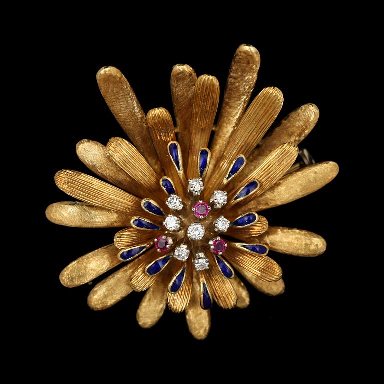 BROSCH, 18k guld med briljantslipade diamanter samt fasettslipade rubiner och blå emalj. Vikt 26 g.