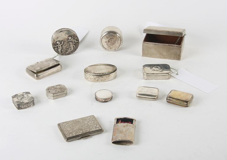 PILLERDOSOR, CIGARILLSKRIN och ETUIE samt TÄNDSTICKSASK, 13 delar, silver, 18/1900-tal.