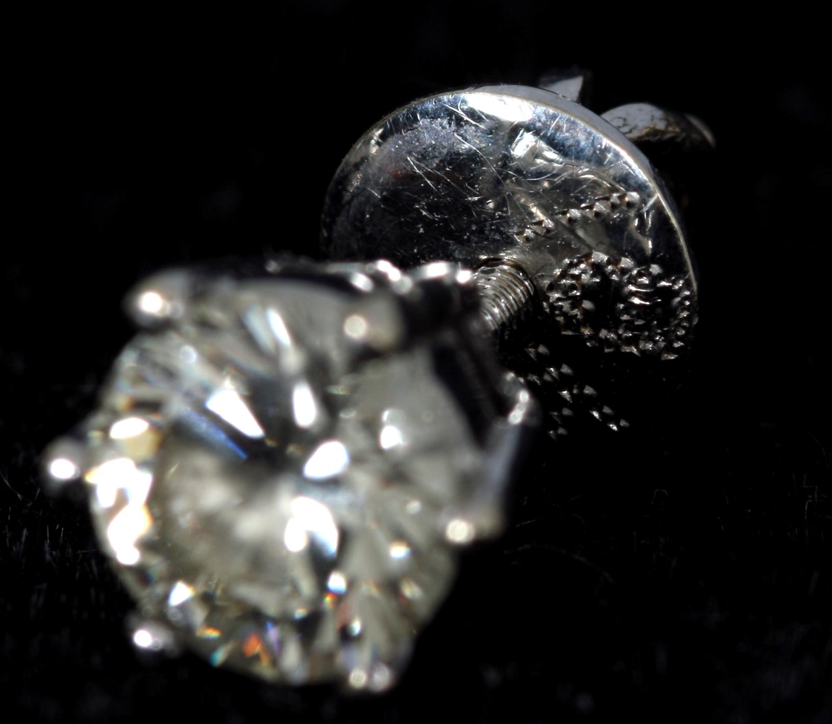 ÖRHÄNGEN, ett par, 18K guld samt briljanter, enligt intyg totalt 1.40 ct.
