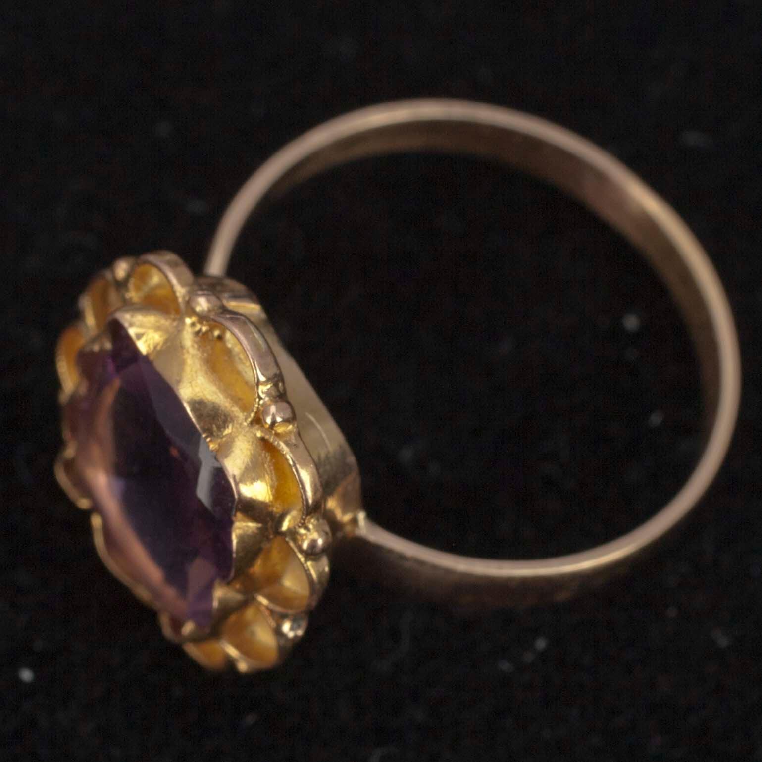 ÖRHÄNGEN ETT PAR SAMT RING, guld 18K och ametister. Otyd. stämplar. Tot. vikt ca 6,2 g.