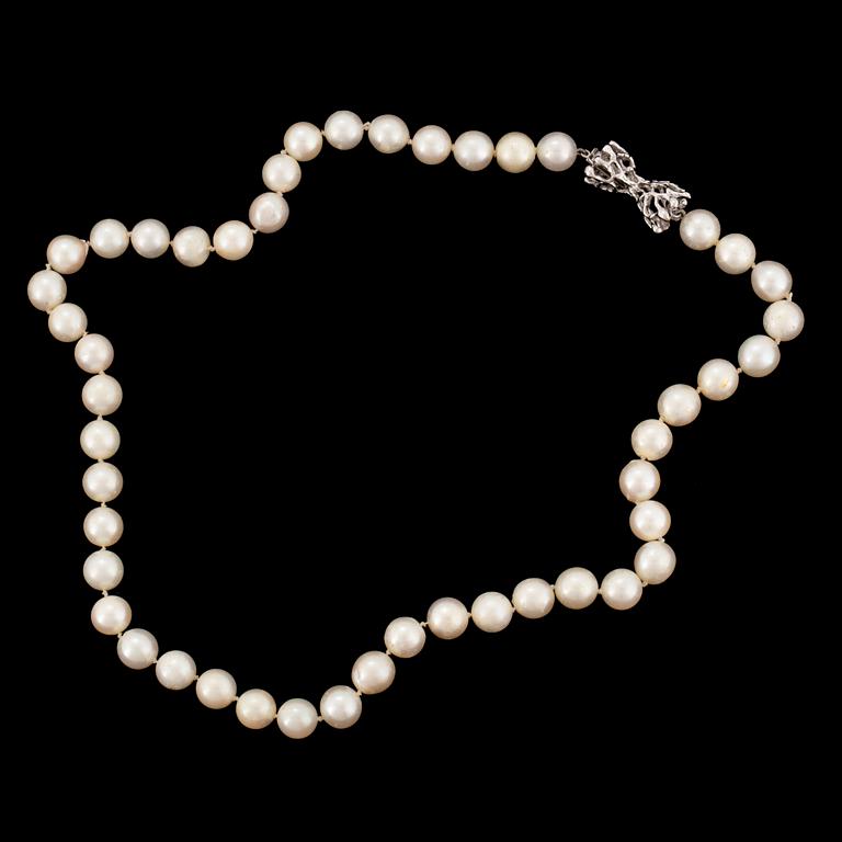 Cultured pearl necklace, clasp 18K white gold.