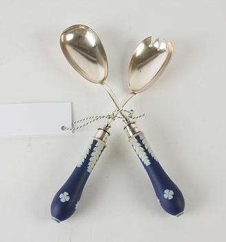 SERVERINGSBESTICK, två par, nysilver resp silver, England.
