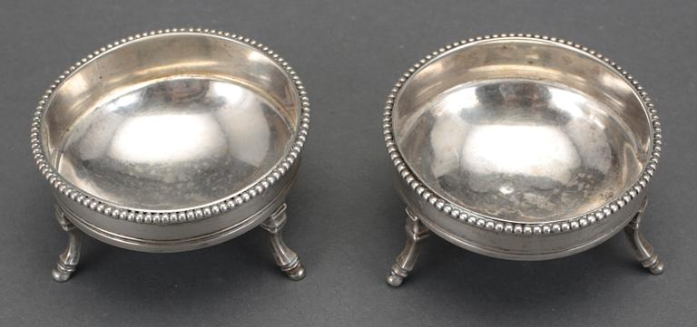 SALTKAR, ett par. Silver. Österrike, oidentifierade stämplar, empire, 1820-30-tal. Vikt ca 138 gram.