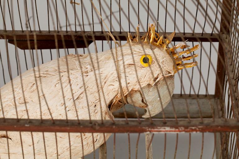 FÅGELBUR MED PAPEGOJA, trä och metall, 1900-talets första hälft.