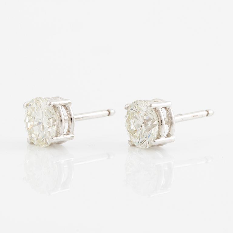 A pair of earrings in 18K gold set with round brilliant-cut diamonds.