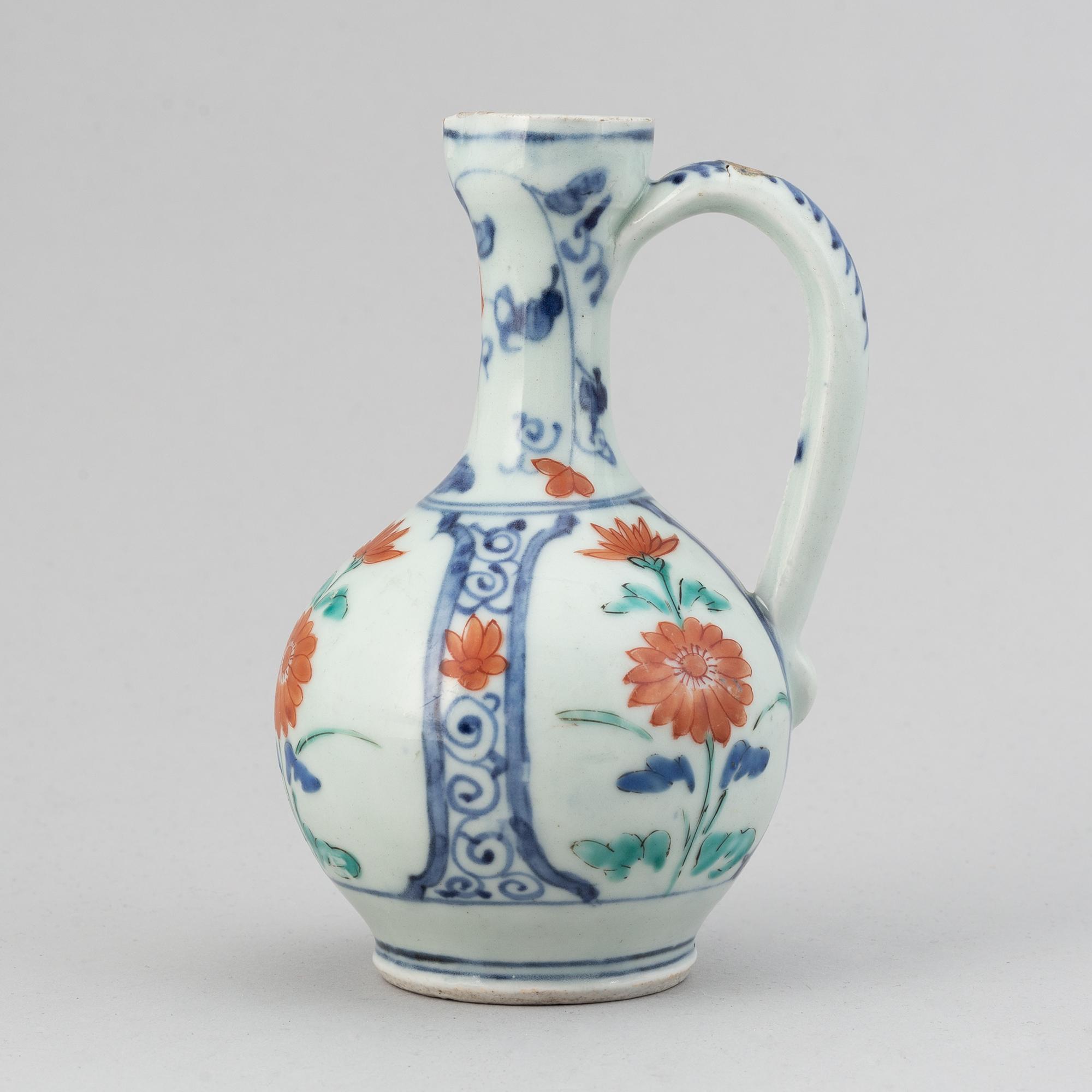 A Japanese kakiemon ewer, 18th Century.