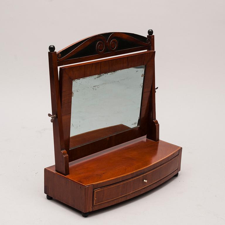 LÅDSPEGEL / PIGTITTARE,  biedermeier, 1820-1840.