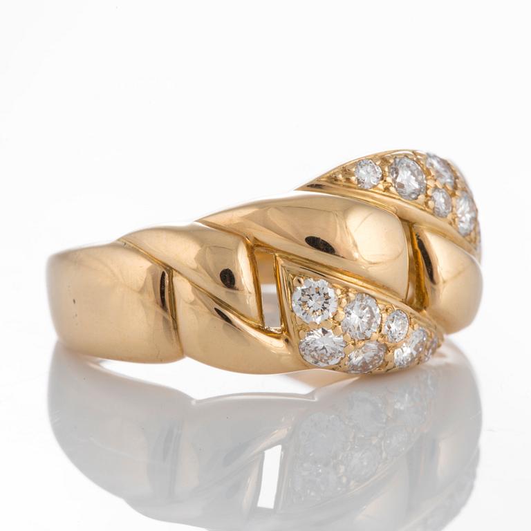 A Cartier ring in 18K gold set with round brilliant-cut diamonds.