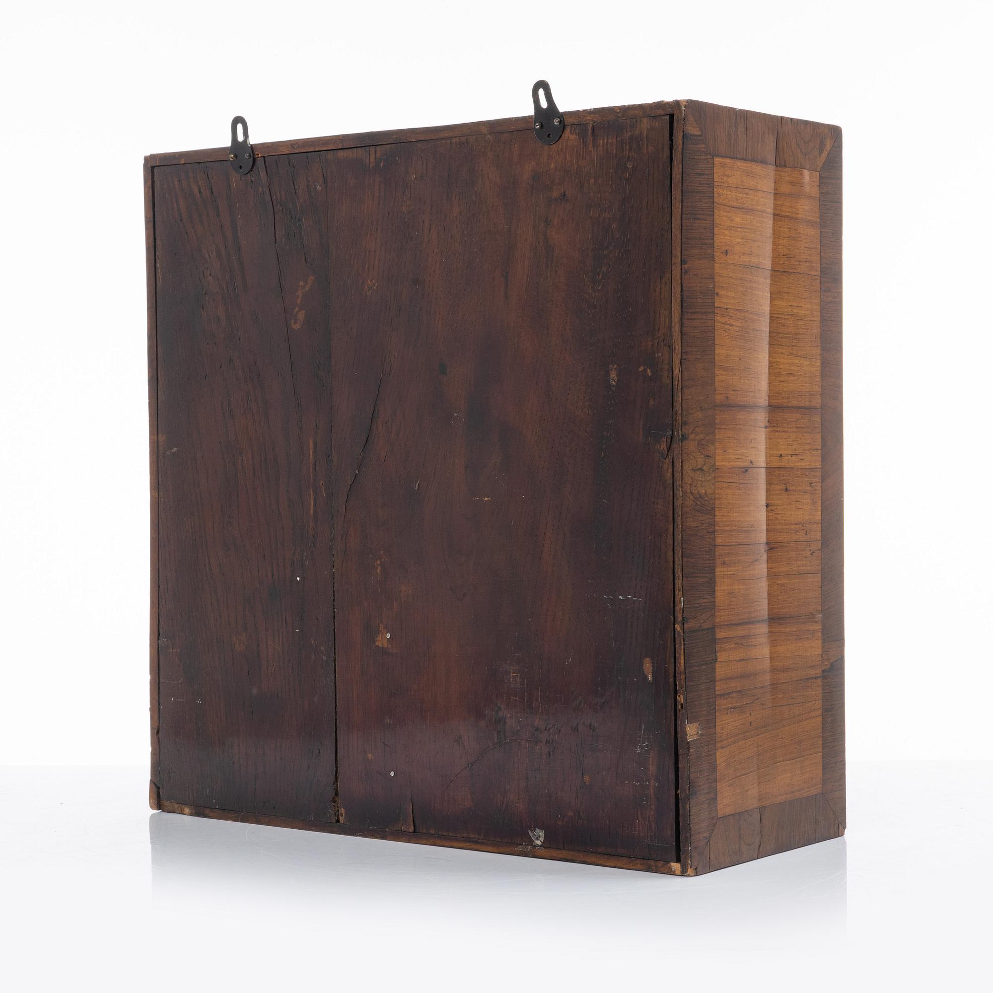 A wall-hanged small cabinet, 18th/19th century.