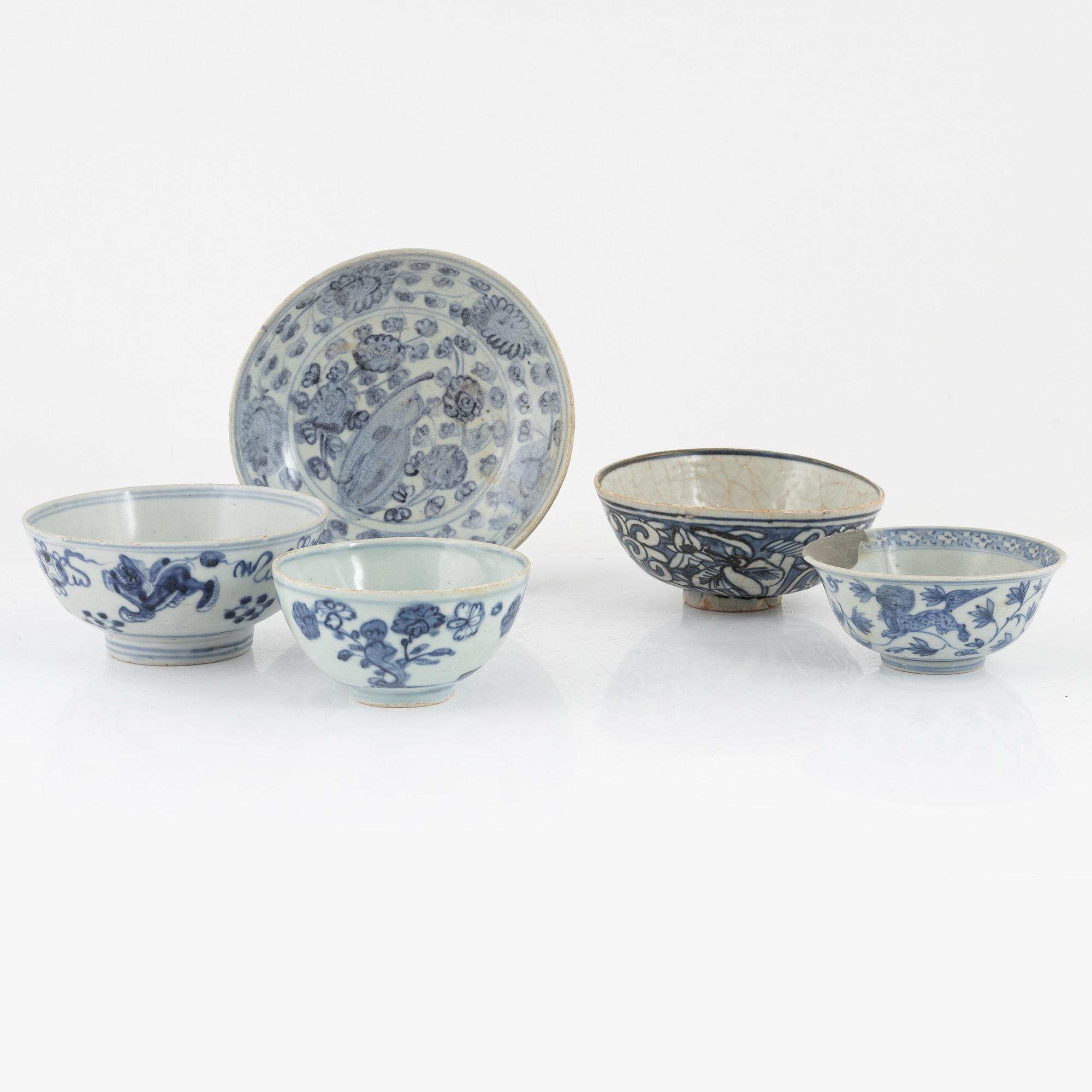 Five blue and white porcelain bowls, Ming dynasty (1368-1644).