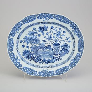 A blue and white export porcelain platter, Qing dynasty, Qianlong 1736-95).