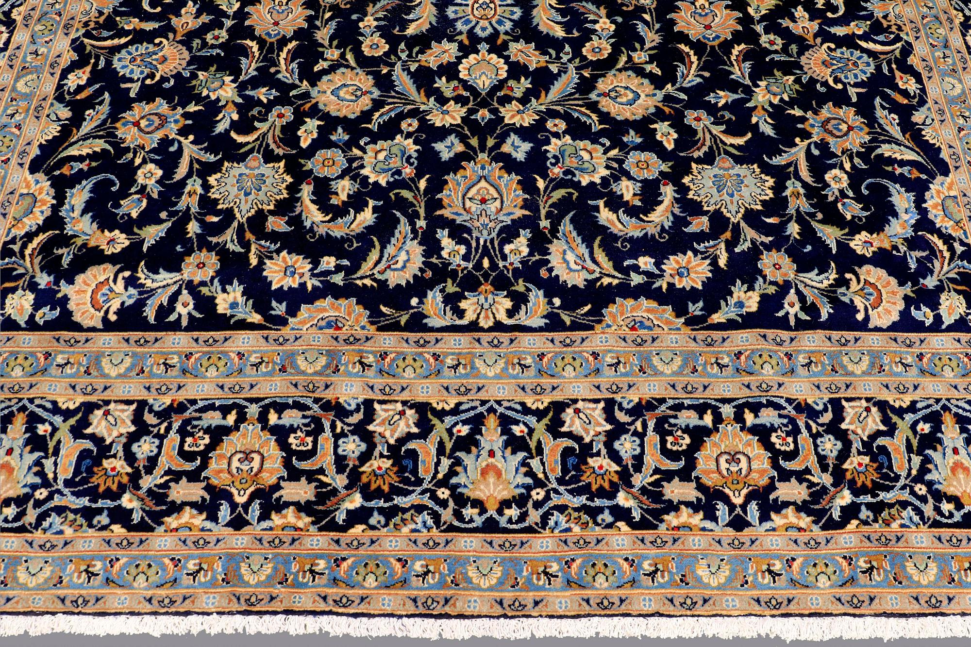 A CARPET, Kashan, ca 372 x 261 cm.