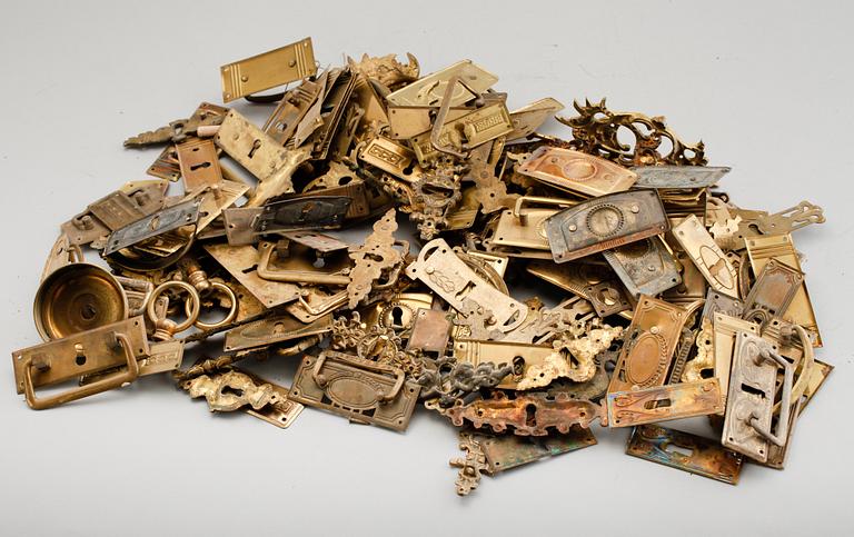 SAMLING MÖBELBESLAG, mässing, 1800-/1900-tal.